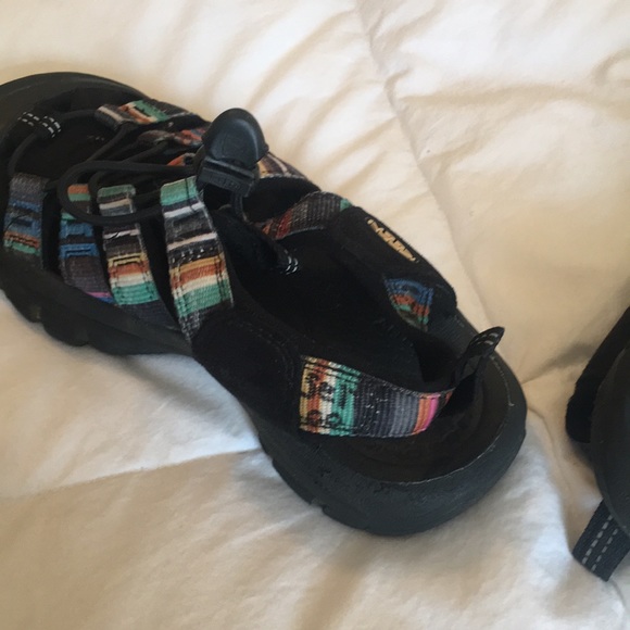 Keen closed toe waterproof sandals 5.5 - Picture 10 of 16